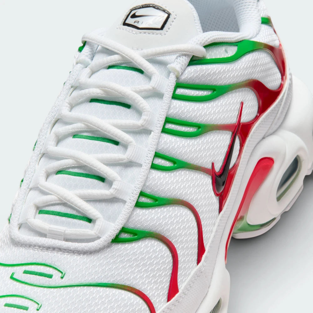 Details the high-definition mesh weave and the precision of the miniature embedded Swoosh.