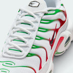 Details the high-definition mesh weave and the precision of the miniature embedded Swoosh.