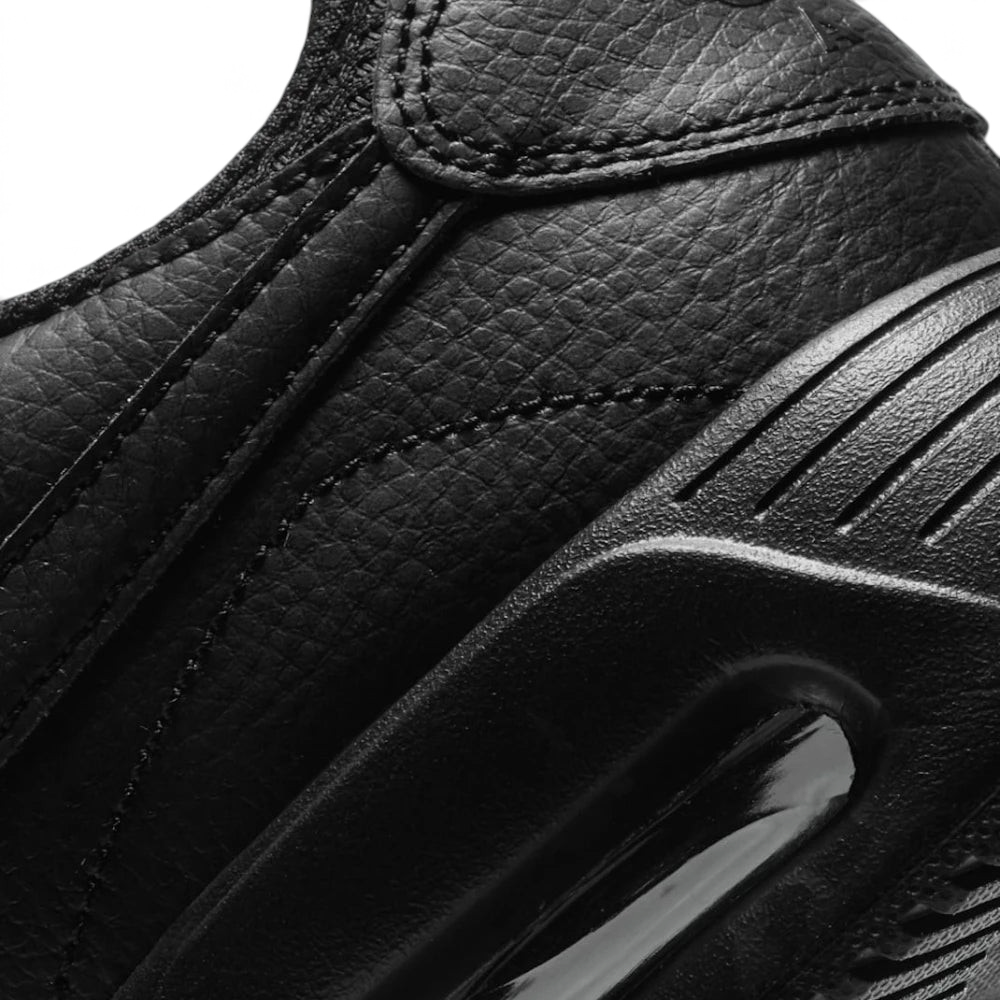 Zoom Looking at the Outsole and Midsole: Highlighting the "Max Air" branding and the technical engineering of the cushioned sole.