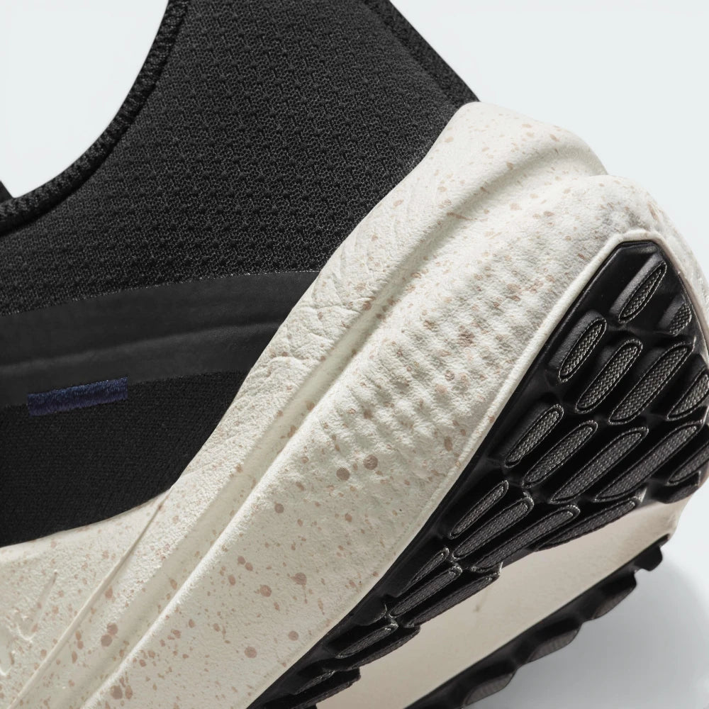 Zoom Looking at the Outsole and Midsole: Highlighting the "Nike Air" branding and the technical texture of the foam.