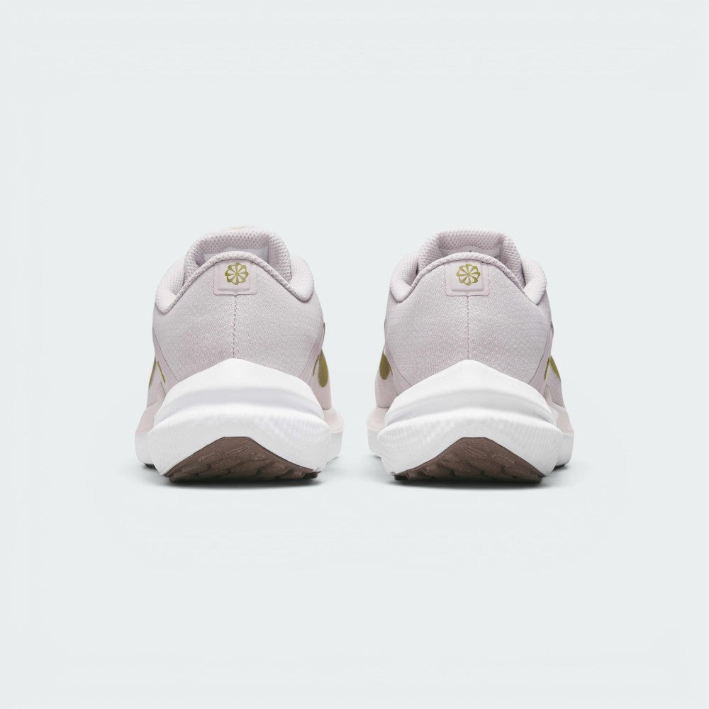 Focuses on the contoured shape of the padded ankle collar, highlighting the central heel seam topped with a circular Pacific Moss Sunburst logo and the wide white foam landing base below.