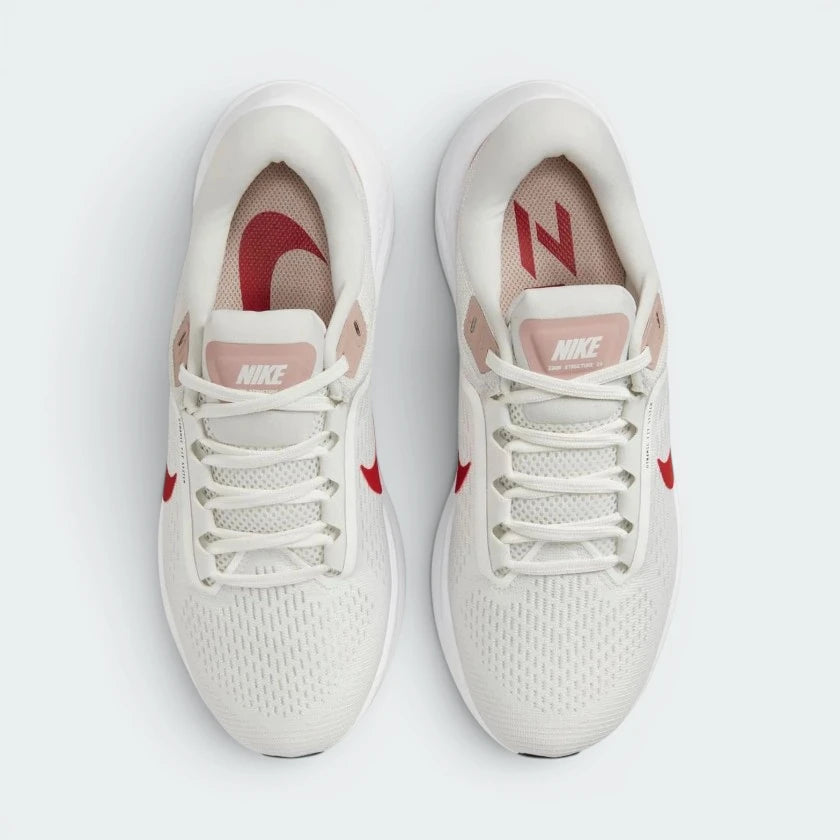 Focuses on the "locked-in" lacing system and the professional grain of the engineered mesh upper.