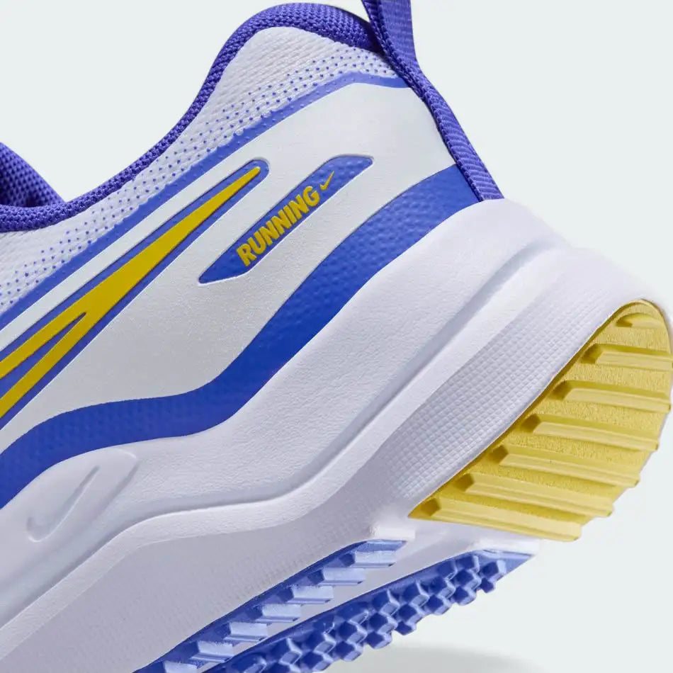 Detailed zoom on the outsole and midsole of the Nike Cosmic Runner Juniors' white running trainers, highlighting the soft foam cushioning and durable rubber outsole.