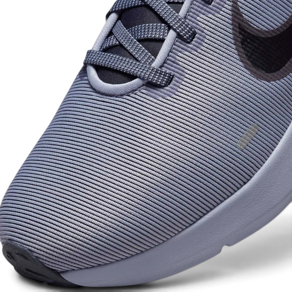 Details the high-definition mesh weave and the precision of the lace integration.