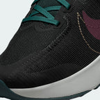 Details the high-definition thick toe material and the precision of the integrated cables.