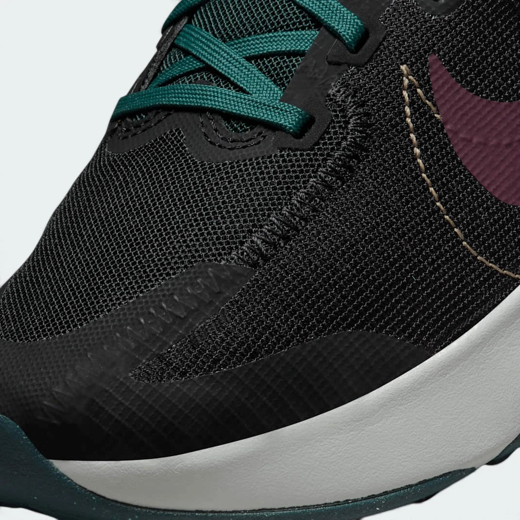 Details the high-definition thick toe material and the precision of the integrated cables.