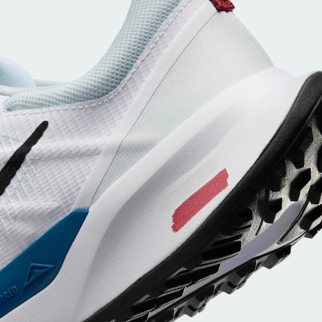 Highlights the technical Crater foam grain and the "unreal" durability of the lugged rubber.