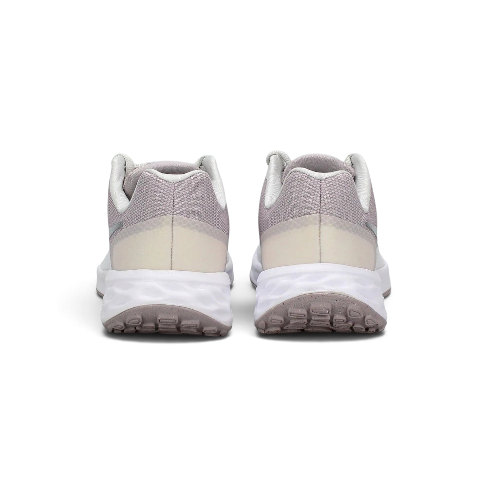 Focuses on the contoured shape of the padded low-cut collar, highlighting the seamless cream-grey heel counter overlay and the wide, stable footprint of the cushioning foam sole below.