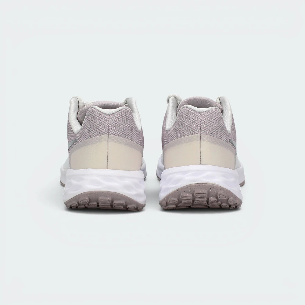 Focuses on the contoured shape of the padded low-cut collar, highlighting the seamless cream-grey heel counter overlay and the wide, stable footprint of the cushioning foam sole below.