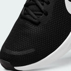 Details the premium precision of the seamless overlays reinforcing the front toe box, showing off the spacious forefoot design built to stop toes from feeling pinched.