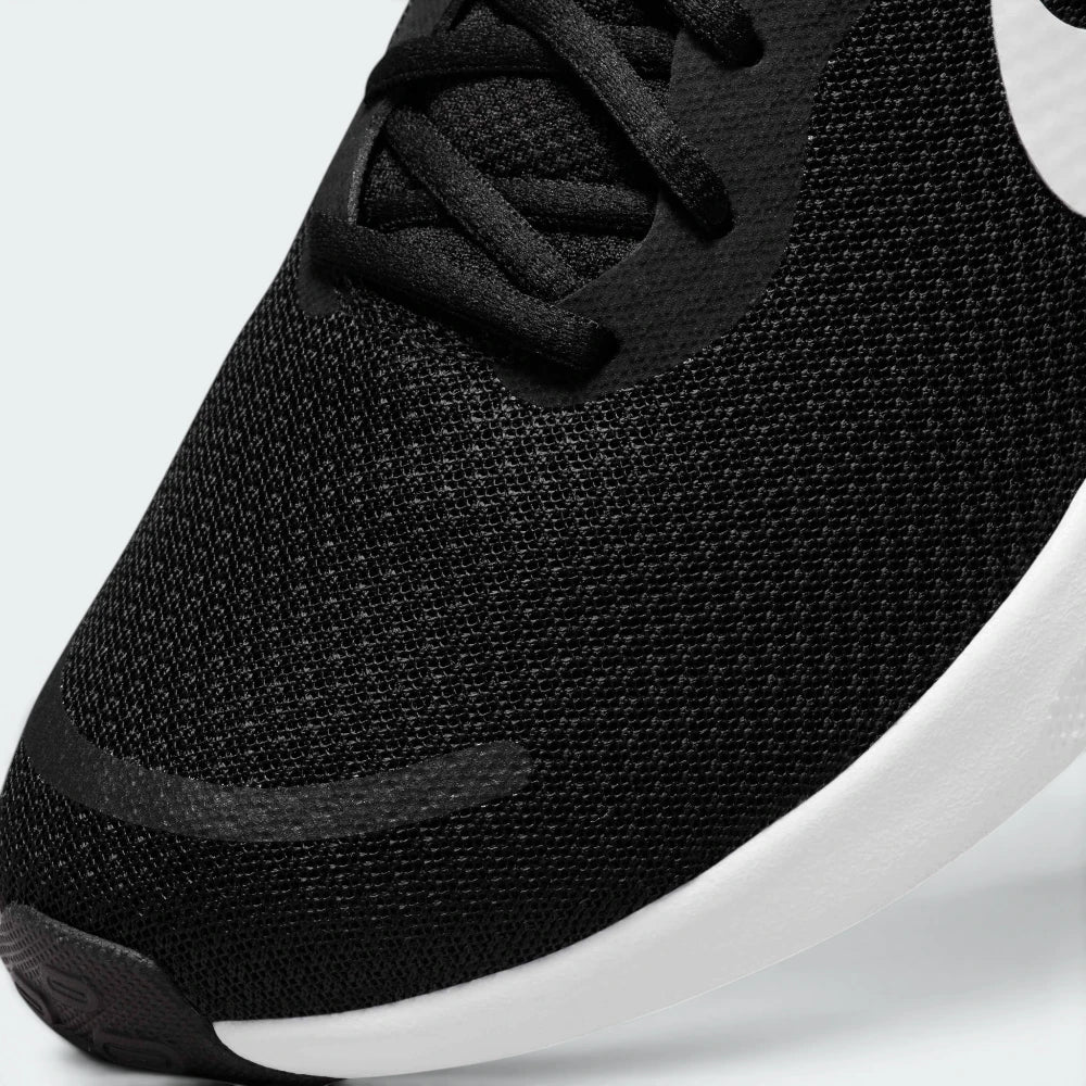 Details the premium precision of the seamless overlays reinforcing the front toe box, showing off the spacious forefoot design built to stop toes from feeling pinched.