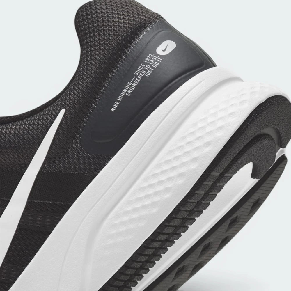 Highlights the "unreal" clean finish of the responsive foam tooling and its stable, secure bonding to the lower rubber traction plates.