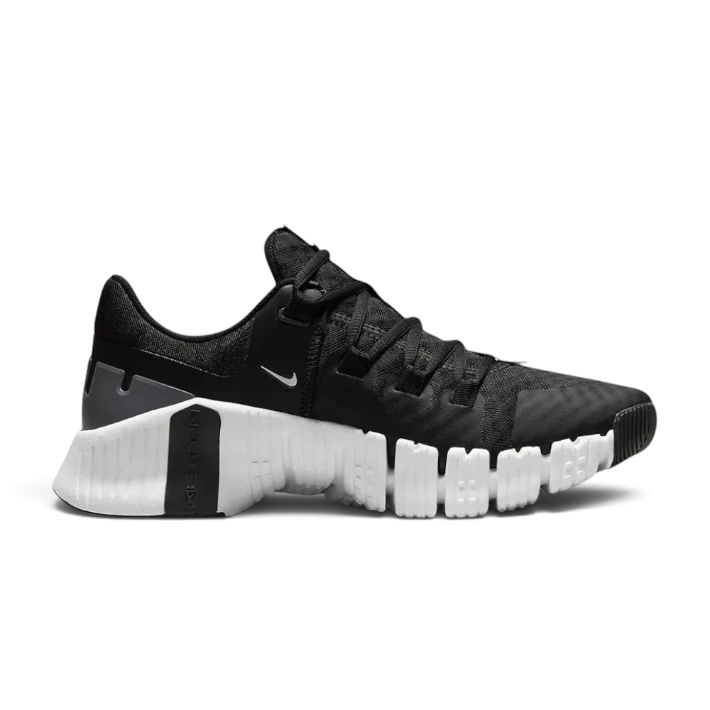 Side Profile Image: The Black Free Metcon 5, highlighting the technical mesh upper and the transition from the flexible forefoot to the stable Anthracite heel.