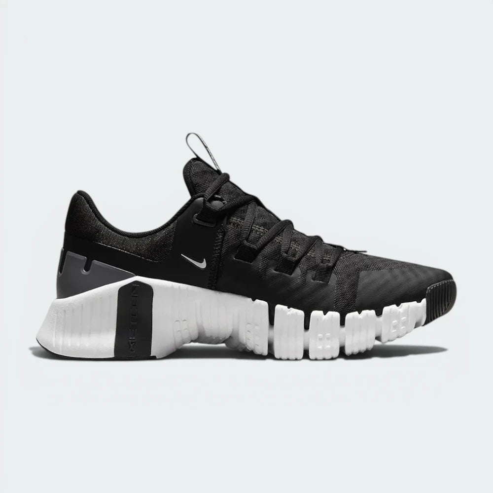 Side Profile Image: The Black Free Metcon 5, highlighting the technical mesh upper and the transition from the flexible forefoot to the stable Anthracite heel.