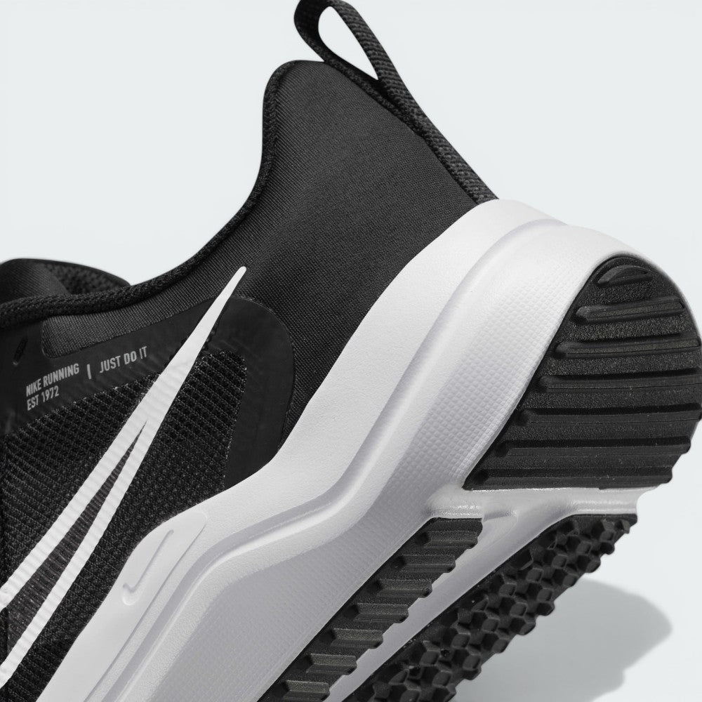 Zoom Looking at the Outsole and Midsole: Highlighting the "super-soft" foam texture and the midfoot support band visible through the mesh.