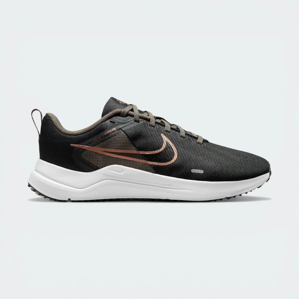 Side Profile Image: The Dark Smoke Grey Downshifter 12, highlighting the gleaming Metallic Silver Swoosh and the elevated dark foam midsole.