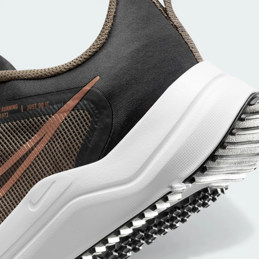 Zoom Looking at the Outsole and Midsole: Highlighting the "super-soft" foam texture and the midfoot support band visible through the mesh.