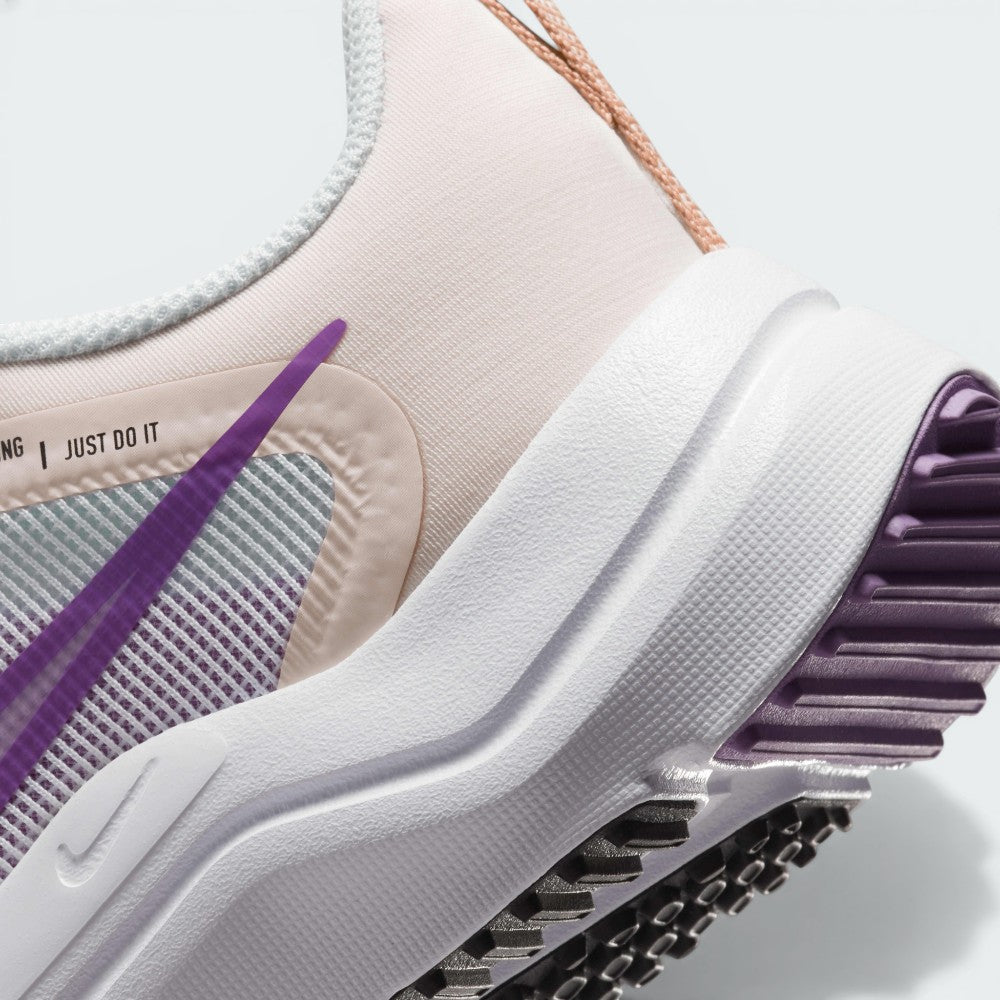 Zoom Looking at the Outsole and Midsole: Highlighting the "super-soft" foam texture and the midfoot support band visible through the mesh.