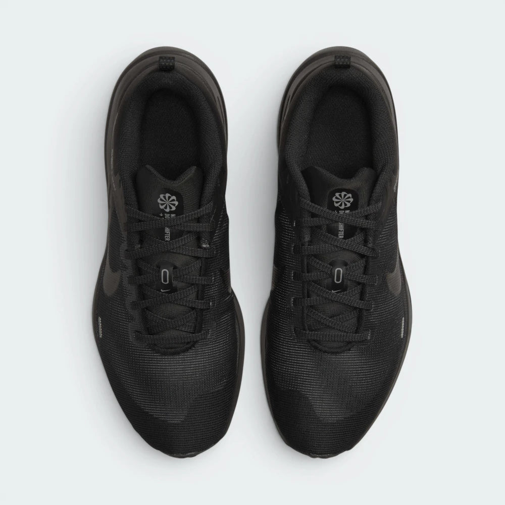Focuses on the locked-in midfoot fitband and the professional Nike branding on the tongue.