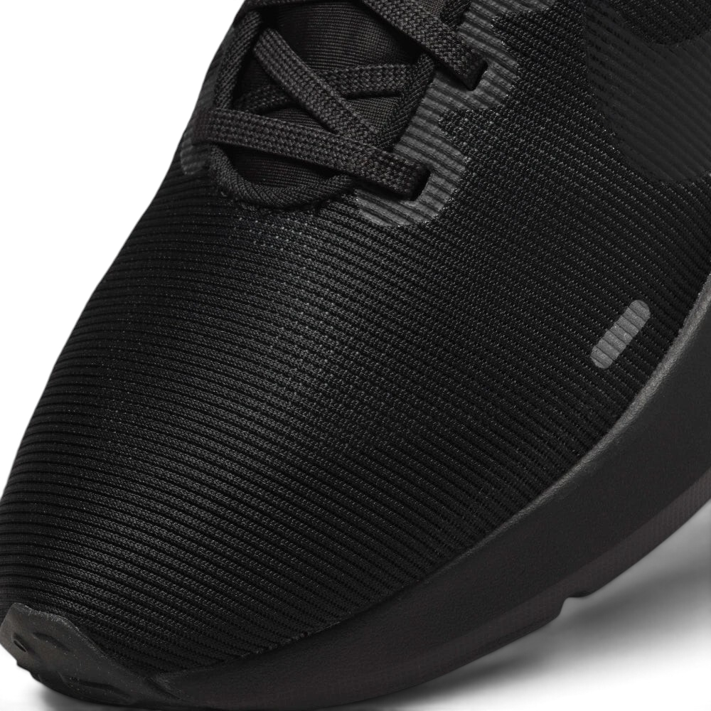 Details the high-definition mesh zones and the precision of the eyelet skins.