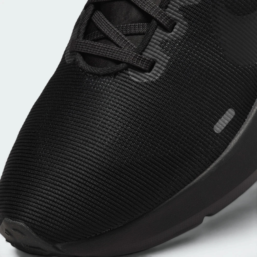 Details the high-definition mesh zones and the precision of the eyelet skins.