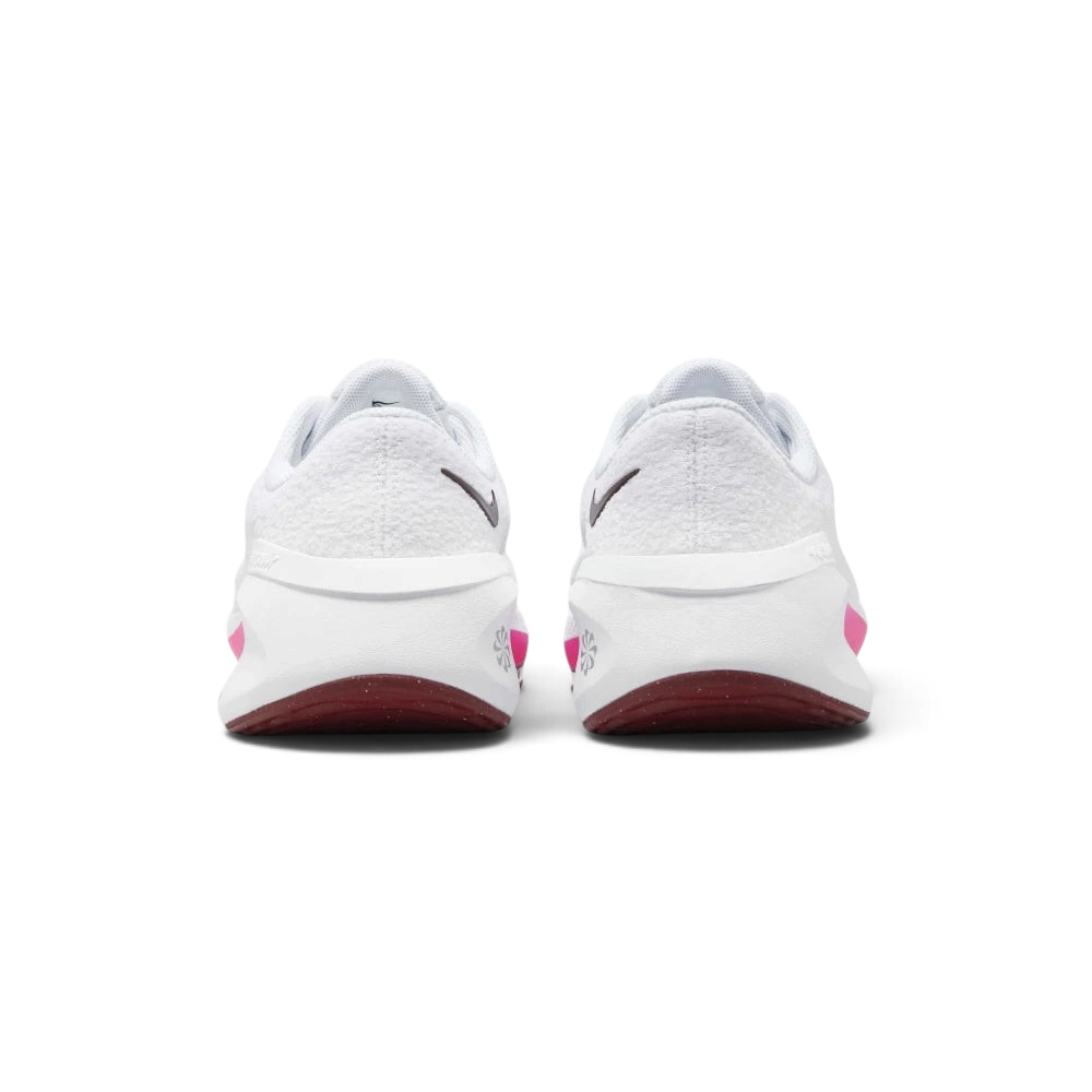 Focuses on the tough, moulded heel wrap designed for a stable and supportive, pro-level lockdown.
