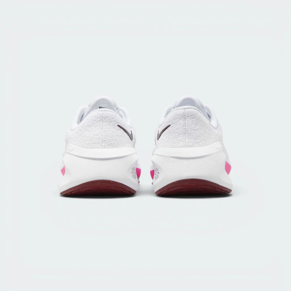 Focuses on the tough, moulded heel wrap designed for a stable and supportive, pro-level lockdown.
