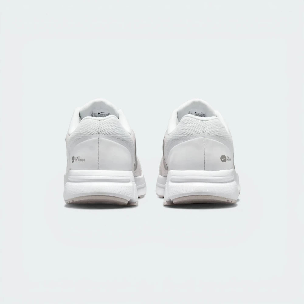 View from Behind Looking at the Heel: Focusing on the streamlined heel counter and the "Air Zoom" branding on the sole.