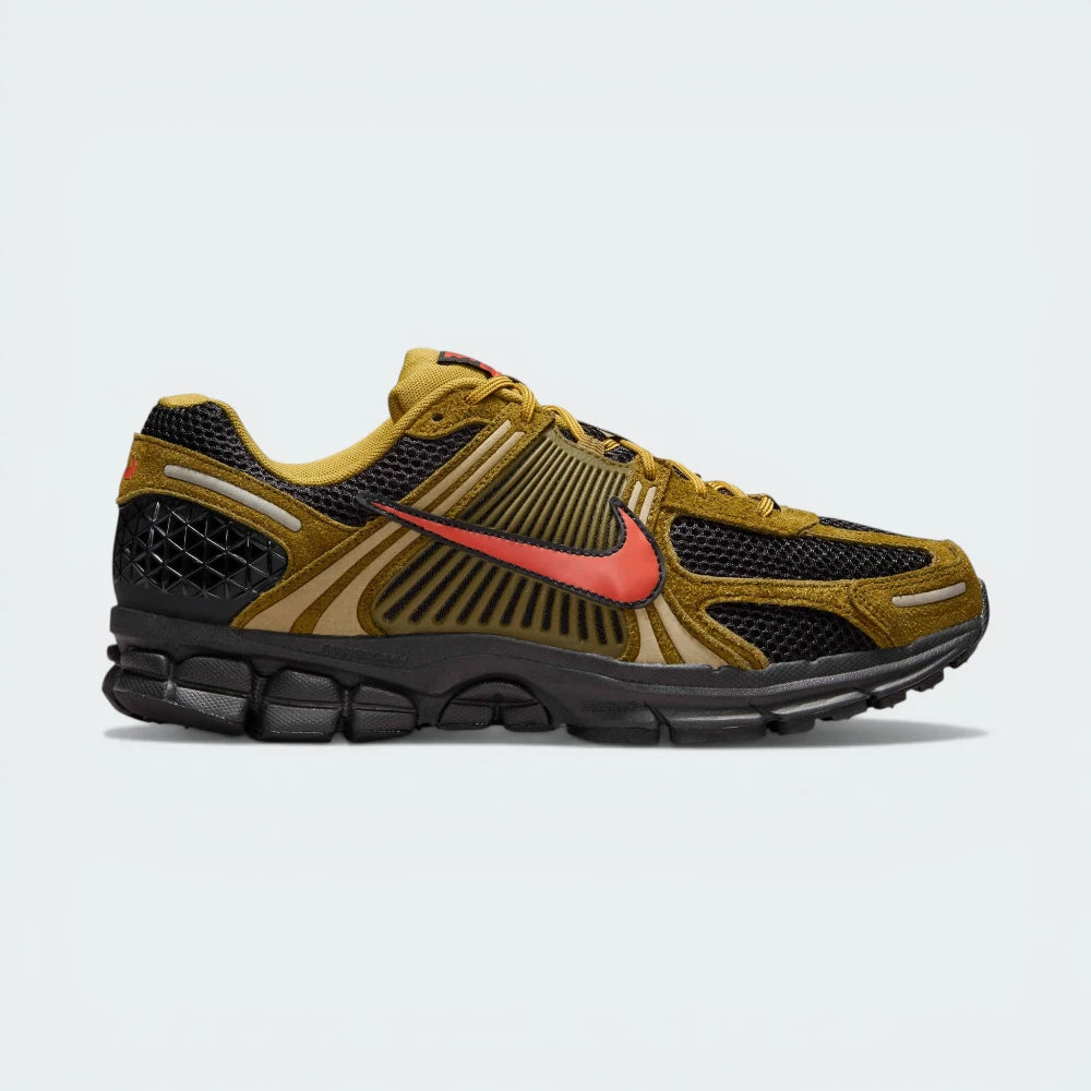 Side Profile Image: The Zoom Vomero 5 Premium, highlighting the complex latticework on the heel and the iconic Swoosh overlay.