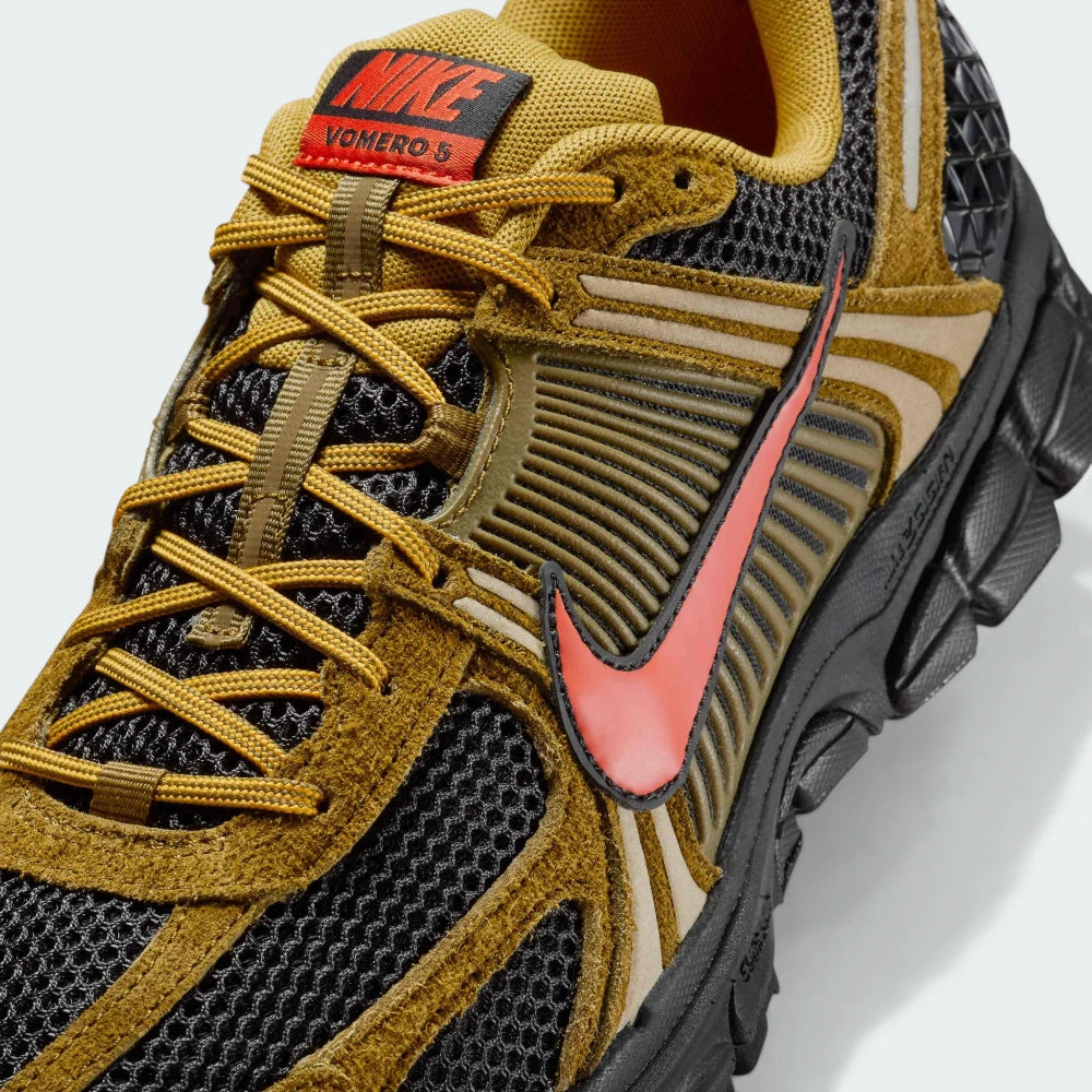 Zoom Looking at the Front of the Shoes and Laces: A close-up of the breathable mesh and the premium leather "T-toe" overlay.