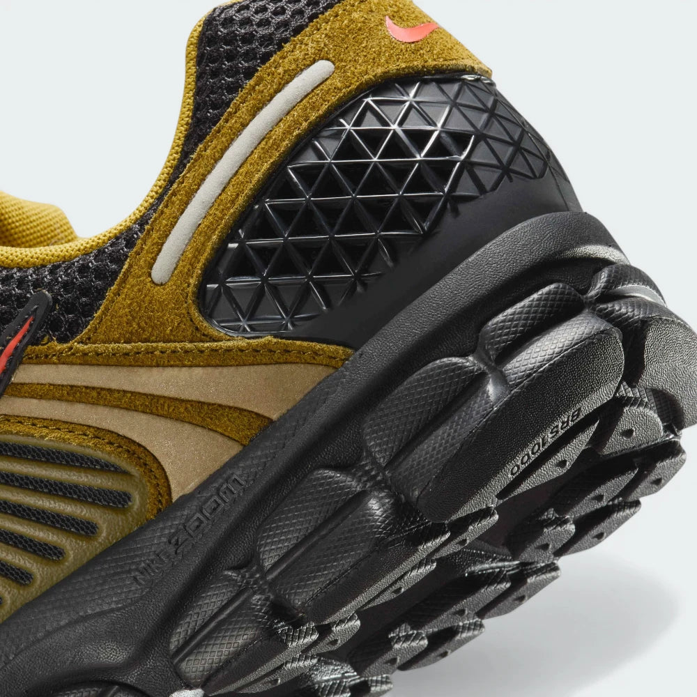 Zoom Looking at the Outsole and Midsole: Highlighting the "Zoom Air" branding and the intricate tread details.
