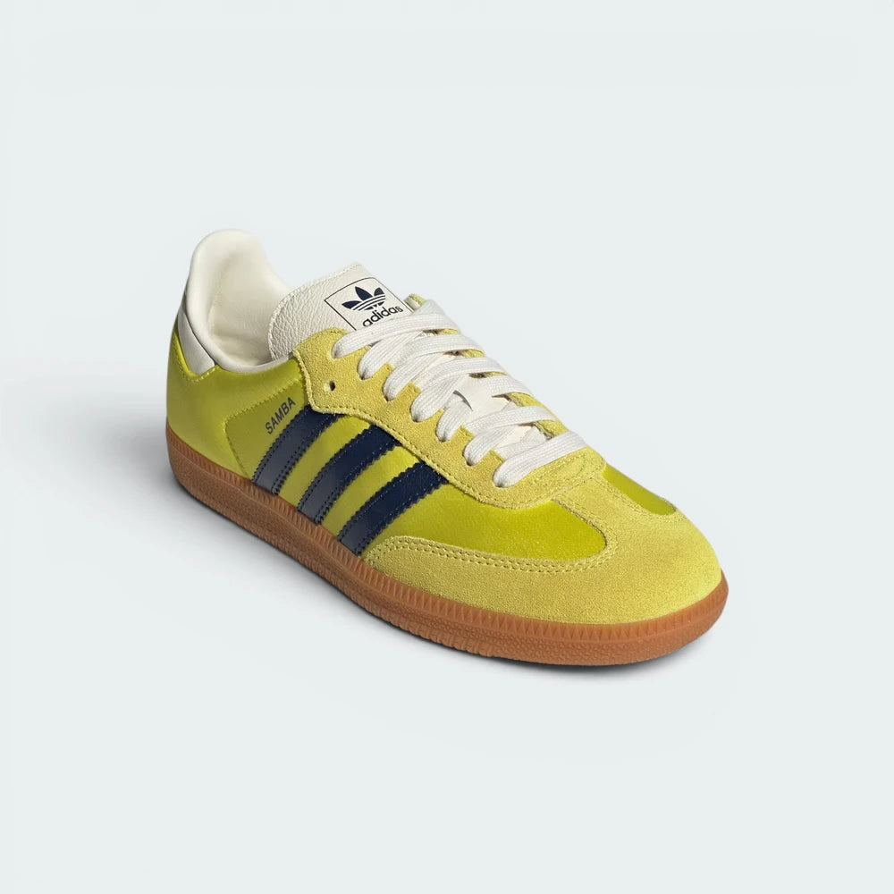 Emphasising the low-profile casual silhouette and the professional harmony of the rich yellow body against the deep navy blue branding accents.