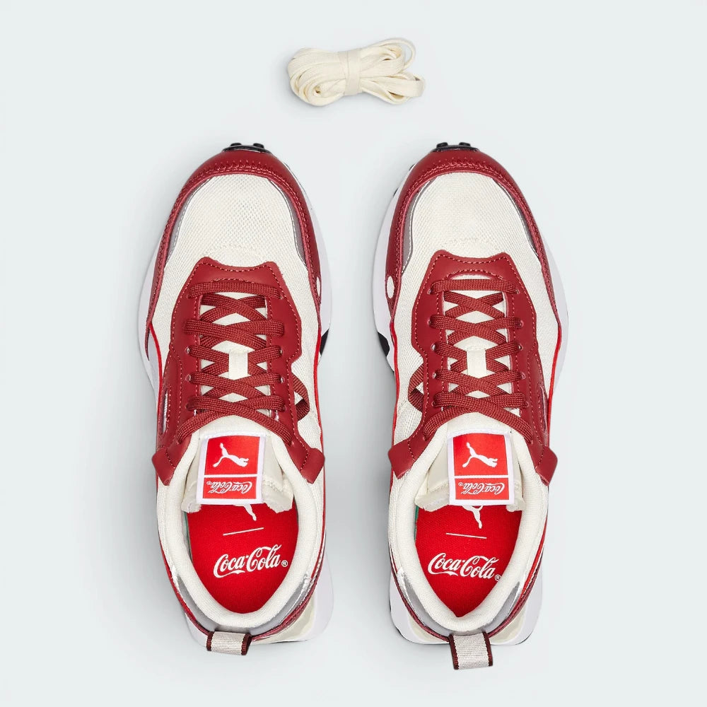 Focuses on the locked-in lacing system and the professional co-branded tongue labels.