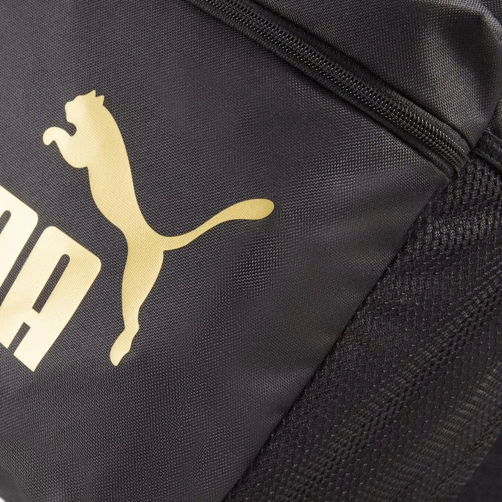 Details the high-definition gold print and the precision of the front pocket stitching.