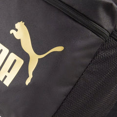 Details the high-definition gold print and the precision of the front pocket stitching.