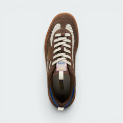 Focuses on the locked-in lacing system and the professional woven co-branded label on the tongue.