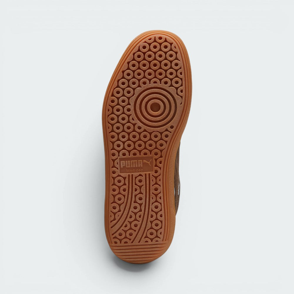 Displays the technical gum rubber designed for unreal terrace-inspired traction.