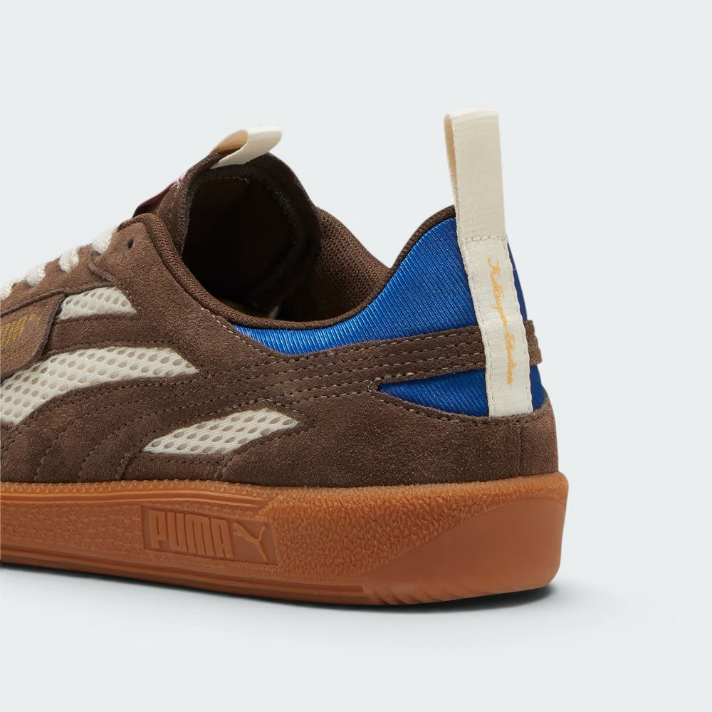 Focuses on the nylon pull tabs and the professional PUMA logo flat gel insert.