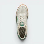 Focuses on the locked-in lacing system and the professional finish of the perforated vamp.