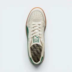 Focuses on the locked-in lacing system and the professional finish of the perforated vamp.