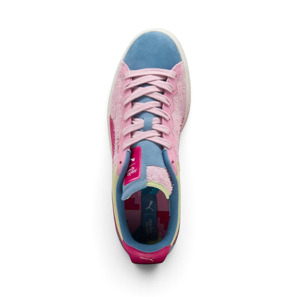 Direct overhead view of the shoe, displaying the Blue Horizon suede toe box, Orchid Shadow hairy suede vamp, flat pink laces threaded through zig-zag eyestays, co-branded tongue tab, and custom graphic footbed referencing the show's arena graphics.