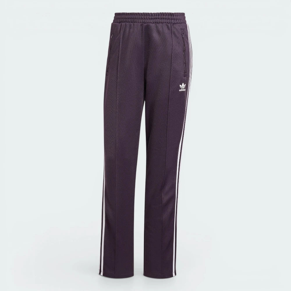mphasising the locked-in regular fit and the professional embroidered Trefoil logo.