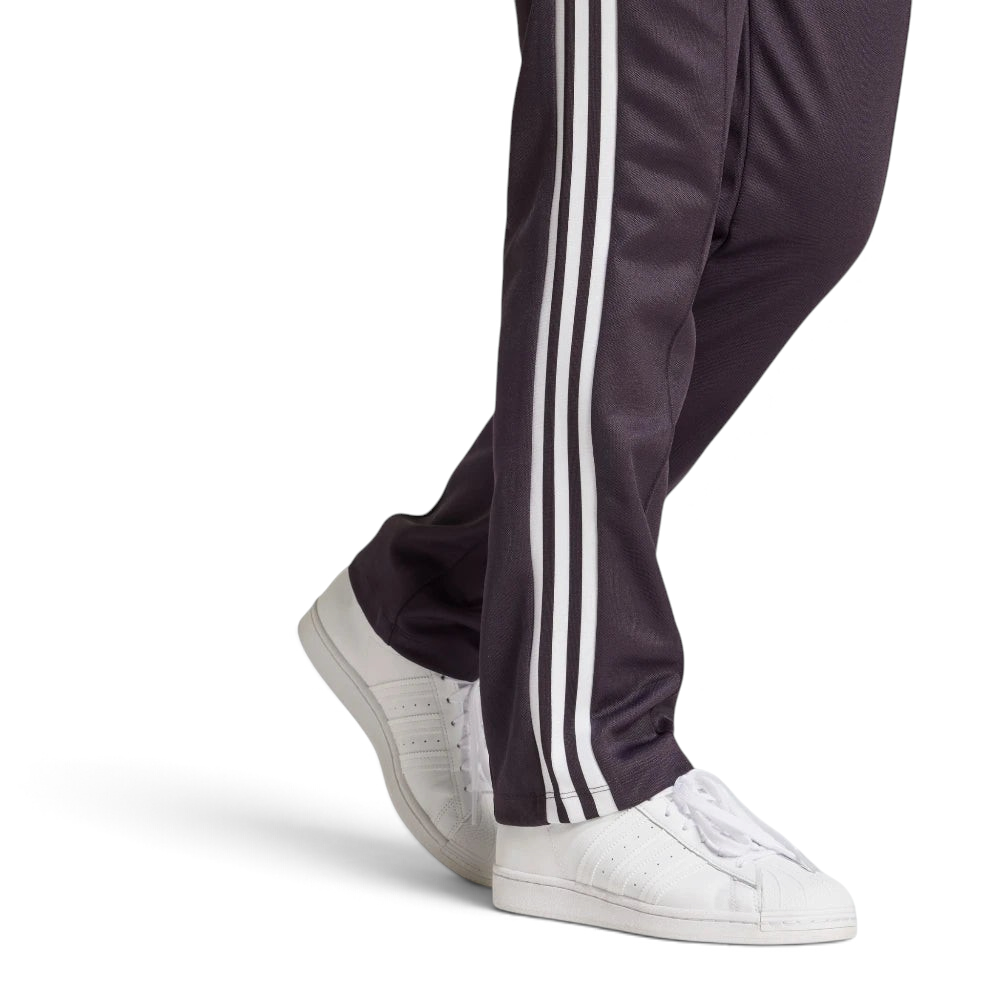 Details the high-definition embroidery and the precision of the white stripes.