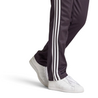 Details the high-definition embroidery and the precision of the white stripes.