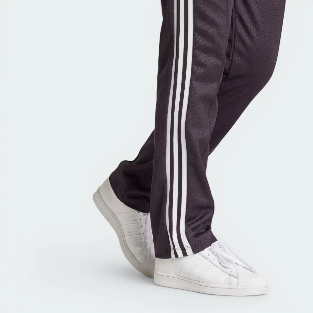 Details the high-definition embroidery and the precision of the white stripes.