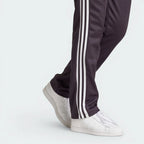 Details the high-definition embroidery and the precision of the white stripes.