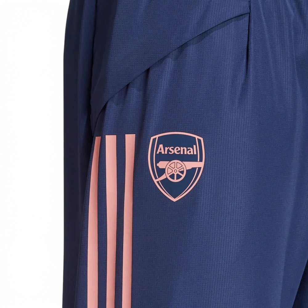 Logo and 3 stripes design on the side of the pants