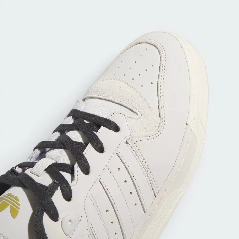 Details the premium double-stitching lines crossing the textured leather toe cap protection matrix and the precision lacing configuration eyelets.