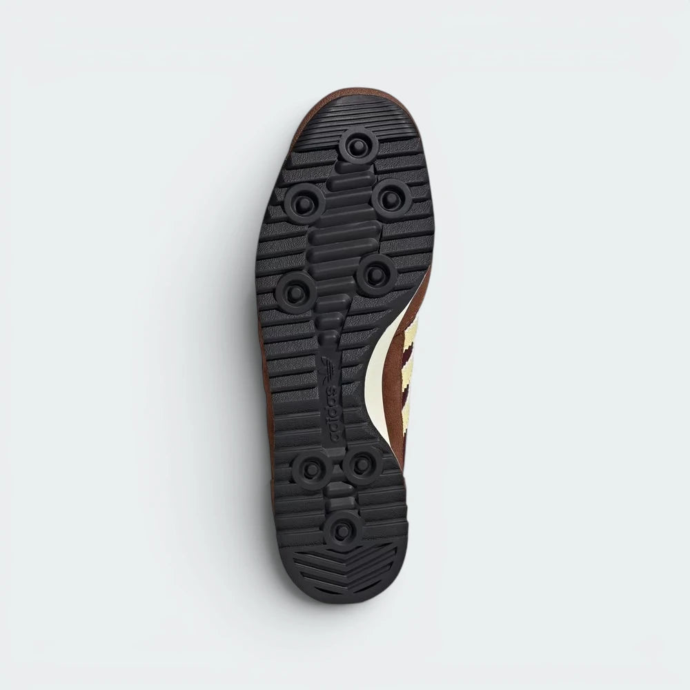 Focuses on the "locked-in" lacing system and the professional finish of the Ecotex textured tongue.