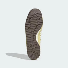 The classic "Super Light" traction pattern on the low-profile rubber sole, showcasing the vintage gum or off-white finish.